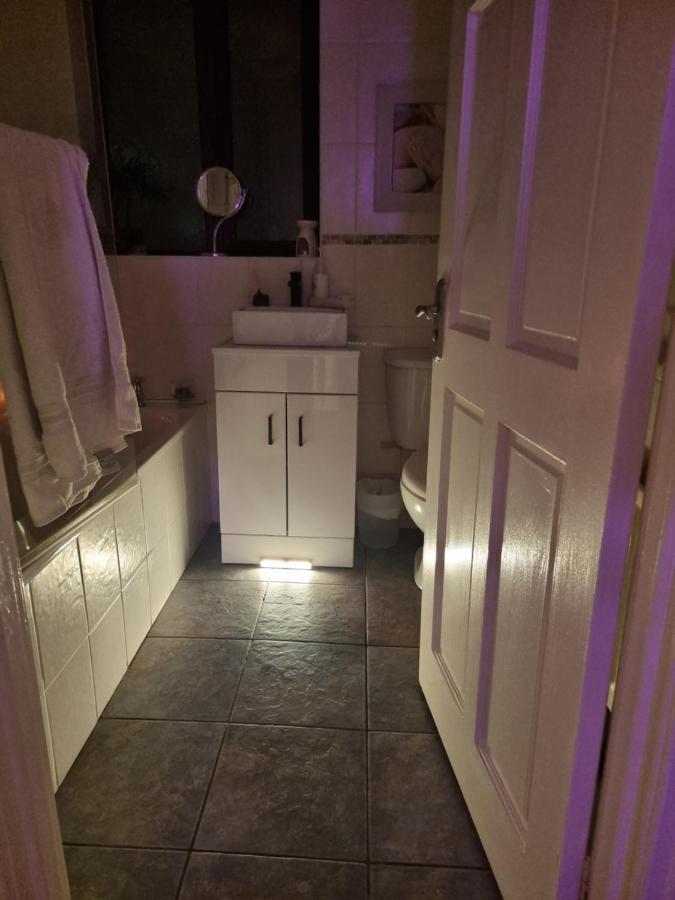 Private Room City Skyline And Mountain Views Close Too Belfast Centre And Airports Free Parking Exterior photo