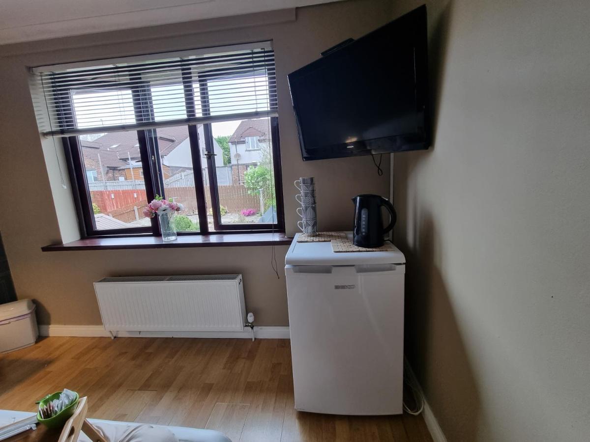 Private Room City Skyline And Mountain Views Close Too Belfast Centre And Airports Free Parking Exterior photo