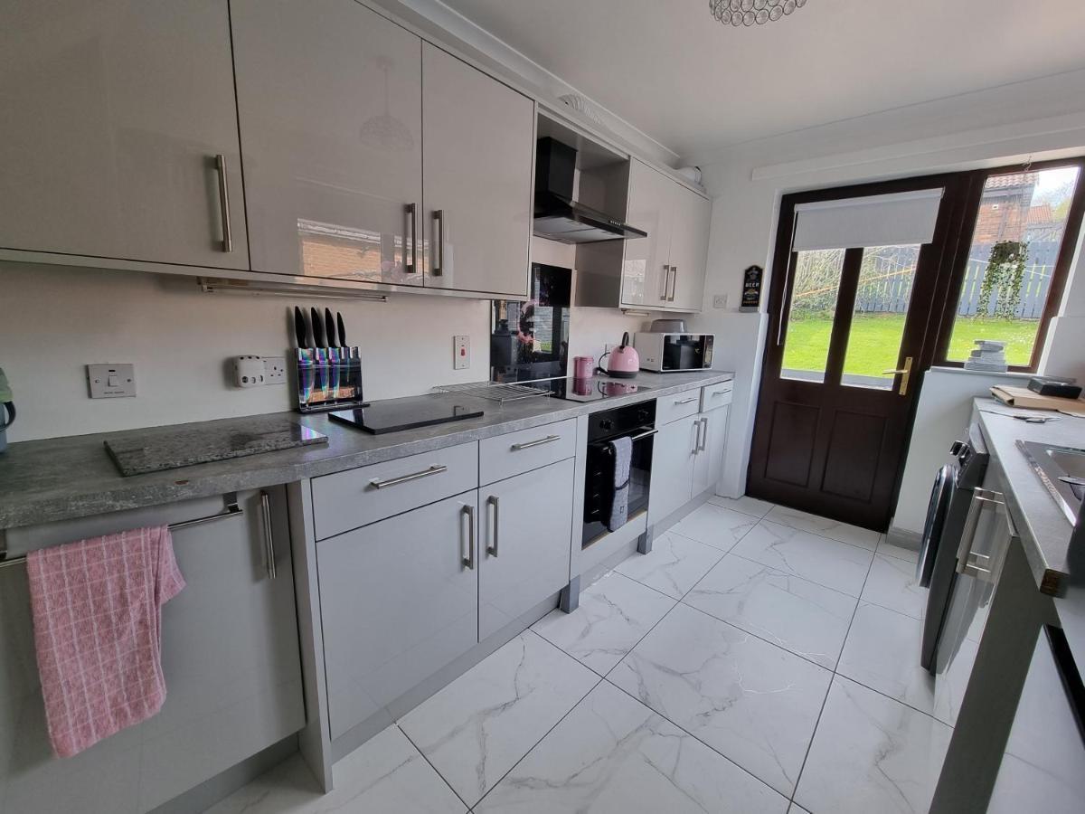 Private Room City Skyline And Mountain Views Close Too Belfast Centre And Airports Free Parking Exterior photo
